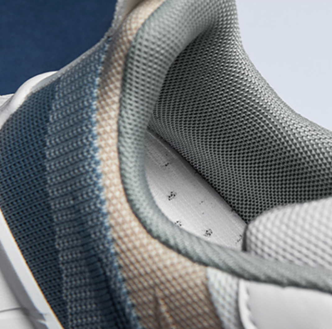 LIGHTWEIGHT RUNNING SNEAKERS