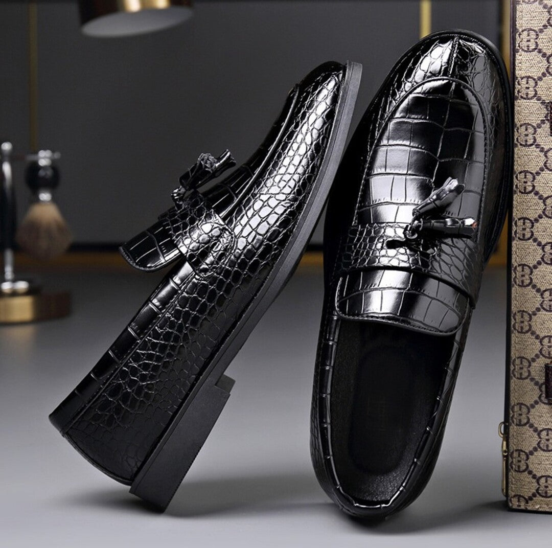 GLOSSY TASSEL LOAFERS